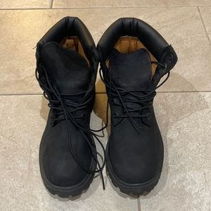 Size 5 M in juniors or size 6.5/7 in Womens